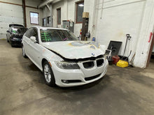 Load image into Gallery viewer, 2010 BMW 328i Floor Shifter - 1124743