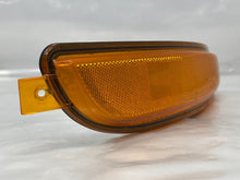 Load image into Gallery viewer, PARKLAMP 300M 1999 99 2000 00 2001 01 2002 02 03 04 Right - NW81370