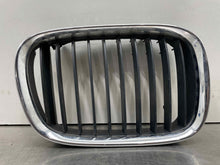 Load image into Gallery viewer, GRILLE BMW 528i 540i 1997 97 1998 98 1999 99 2000 00 Upper Right - NW98185