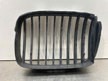 Load image into Gallery viewer, GRILLE BMW 528i 540i 1997 97 1998 98 1999 99 2000 00 Upper Right - NW98185