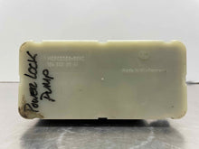 Load image into Gallery viewer, Vacuum Pump MERCEDES 190 1990 - NW189242