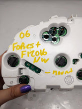 Load image into Gallery viewer, SPEEDOMETER CLUSTER Subaru Forester 2006 06 Auto - NW161812