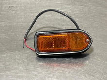 Load image into Gallery viewer, SIDE MARKER LAMP LIGHT Jaguar XJS 1976-1991 Fender Mounted Right - NW82826