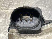 Load image into Gallery viewer, THROTTLE BODY AUDI A4 A6 PASSAT 2000 00 01 02 03 - 05 - NW177690