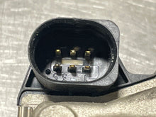 Load image into Gallery viewer, THROTTLE BODY AUDI A4 A6 PASSAT 2000 00 01 02 03 - 05 - NW178702