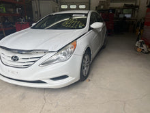 Load image into Gallery viewer, Steering Wheel Hyundai Sonata 2012 - DG140135