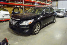 Load image into Gallery viewer, Radiator Hyundai Genesis 2011 - NW132167
