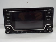 Load image into Gallery viewer, Radio Nissan Sentra 2017 - MRK454350