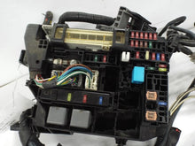 Load image into Gallery viewer, Fuse Box Pontiac Vibe 2010 - MRK456408