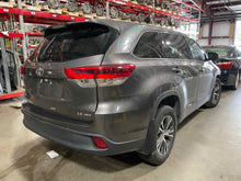 Load image into Gallery viewer, Front Door Glass HIGHLANDER 2017 - NW536287