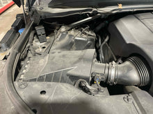 Load image into Gallery viewer, AIR CLEANER BOX Range Rover Range Rover Sport 13 14 Right - NW632470
