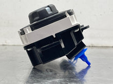 Load image into Gallery viewer, REAR TEMPERATURE CONTROLS Land Rover LR3 LR4 2005-2014 - NW657037
