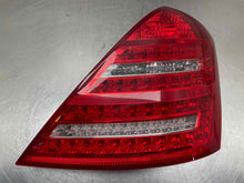 Load image into Gallery viewer, [INVENTORYCAR_YEAR_MAKE_MODEL] TAIL LIGHT LAMP ASSEMBLY Right - NW617559
