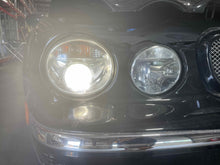 Load image into Gallery viewer, Headlight Lamp Assembly Jaguar XJ8 2004 - NW635732
