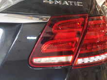 Load image into Gallery viewer, [INVENTORYCAR_YEAR_MAKE_MODEL] TRUNK LID MOUNTED TAIL LIGHT LAMP Right - NW637547
