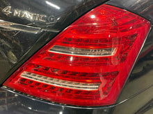 Load image into Gallery viewer, [INVENTORYCAR_YEAR_MAKE_MODEL] TAIL LIGHT LAMP ASSEMBLY Right - NW645398

