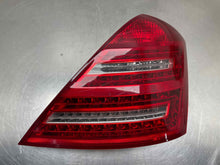 Load image into Gallery viewer, [INVENTORYCAR_YEAR_MAKE_MODEL] TAIL LIGHT LAMP ASSEMBLY Right - NW645398
