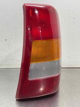 Load image into Gallery viewer, TAIL LIGHT LAMP ASSEMBLY Grand Cherokee 2003 03 2004 04 Right - NW650789
