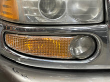Load image into Gallery viewer, Fog Light Bonneville Sierra 1500 Yukon 1992 92 93 94 95 96 - 05 06 Right - NW661430
