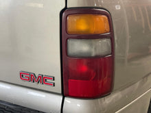 Load image into Gallery viewer, TAIL LIGHT LAMP Suburban 1500 Suburban 2500 Tahoe Yukon 00-03 Right - NW661241
