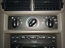Load image into Gallery viewer, Temperature Controls Ford Mustang 2002 - NW681130
