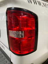 Load image into Gallery viewer, [INVENTORYCAR_YEAR_MAKE_MODEL] TAIL LIGHT LAMP ASSEMBLY Right - NW686266
