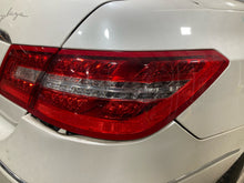 Load image into Gallery viewer, OUTER TAIL LIGHT LAMP E300 E350 E400 E550 E63 10 11 12 13 Right - NW701453
