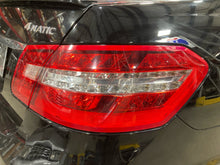 Load image into Gallery viewer, OUTER TAIL LIGHT LAMP E300 E350 E400 E550 E63 10 11 12 13 Right - NW701455
