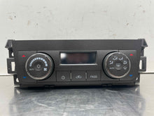 Load image into Gallery viewer, Temperature Controls Cadillac SRX 2007 - NW519984
