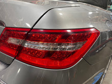 Load image into Gallery viewer, OUTER TAIL LIGHT LAMP E300 E350 E400 E550 E63 10 11 12 13 Right - NW773873
