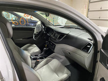 Load image into Gallery viewer, FRONT DOOR WINDOW SWITCH Hyundai Tucson 16 17 18 19 20 21 - 1337290
