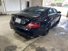 Load image into Gallery viewer, FRONT SPINDLE Mercedes EL550 E350 E320 E500 2003 03 04 05 06 - 11 Right - 1348559
