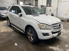 Load image into Gallery viewer, FENDER Mercedes ML320 ML350 ML63 2006 06 2007 07 2008 08 09 10 11 Right - 1348655
