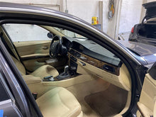 Load image into Gallery viewer, 2006 BMW 330i 330xi Floor Shifter - 1352635
