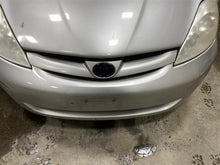Load image into Gallery viewer, RADIATOR FAN ASSEMBLY Sienna 2007 07 2008 08 2009 09 2010 10 - 1368640

