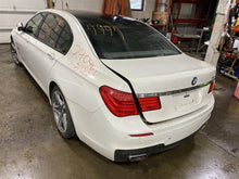Load image into Gallery viewer, INTERIOR REAR VIEW MIRROR 640I 650i 740i 740il 750 HYBRID 750i 10-19 - 1372139
