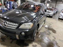 Load image into Gallery viewer, AC COMPRESSOR ML320 ML350 ML550 R350 R500 2006 06 07 08 09 10 11 12 - 1385326
