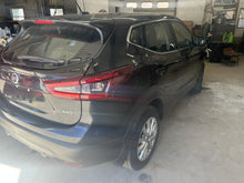 Load image into Gallery viewer, AIR CLEANER BOX Nissan Rogue Sport 17 18 19 20 21 22 - DG157074
