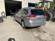 Load image into Gallery viewer, AIR CLEANER BOX Toyota Sienna 2011 11 2012 12 2013 13 2014 14 - DG172884
