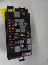 Load image into Gallery viewer, Fuse Box Chevrolet Colorado 2005 - MRK469085

