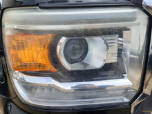 Load image into Gallery viewer, [INVENTORYCAR_YEAR_MAKE_MODEL] HEADLIGHT LAMP ASSEMBLY Right - MM2920295
