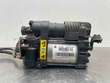 Load image into Gallery viewer, Suspension Air Compressor Pump  GRAND CHEROKEE 2017 - NW524801
