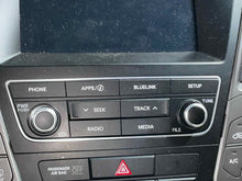 Load image into Gallery viewer, Radio Hyundai Santa Fe 2017 - NW525967
