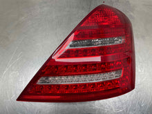 Load image into Gallery viewer, [INVENTORYCAR_YEAR_MAKE_MODEL] TAIL LIGHT LAMP ASSEMBLY Right - NW509259
