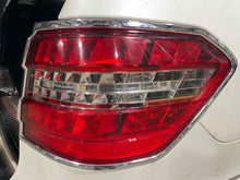 Load image into Gallery viewer, OUTER TAIL LIGHT LAMP E300 E350 E400 E550 E63 11 12 13 Right - NW535963

