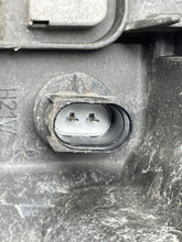 Load image into Gallery viewer, HEADLIGHT LAMP ASSEMBLY Volvo XC90 03 04 05 06 07 08 09 Right - NW370837
