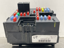 Load image into Gallery viewer, Fuse Box GMC Yukon 2004 - NW64925
