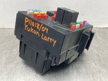 Load image into Gallery viewer, Fuse Box GMC Yukon 2004 - NW64925
