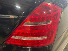 Load image into Gallery viewer, [INVENTORYCAR_YEAR_MAKE_MODEL] TAIL LIGHT LAMP ASSEMBLY Right - NW447450
