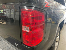 Load image into Gallery viewer, [INVENTORYCAR_YEAR_MAKE_MODEL] TAIL LIGHT LAMP ASSEMBLY Right - NW560492
